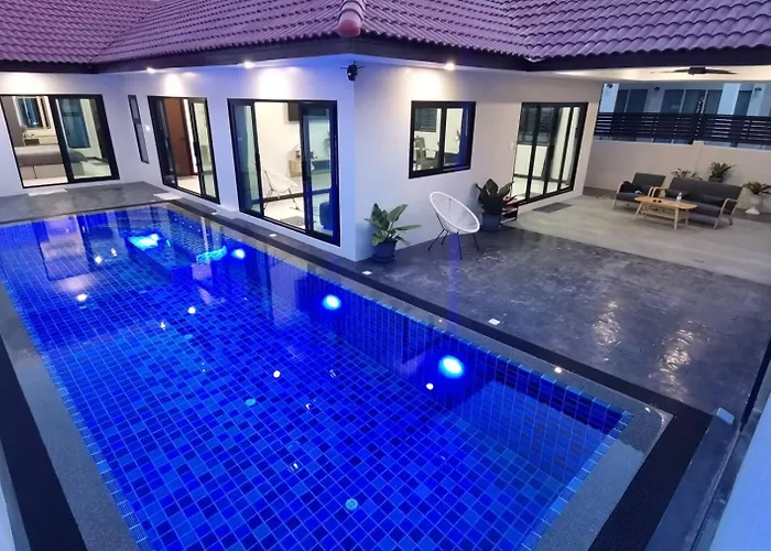 Experience Perfect Swimming Pool Water At Royal Park Village - Walk To The Beach - 6 People - Max 3 Males (Adults Only)